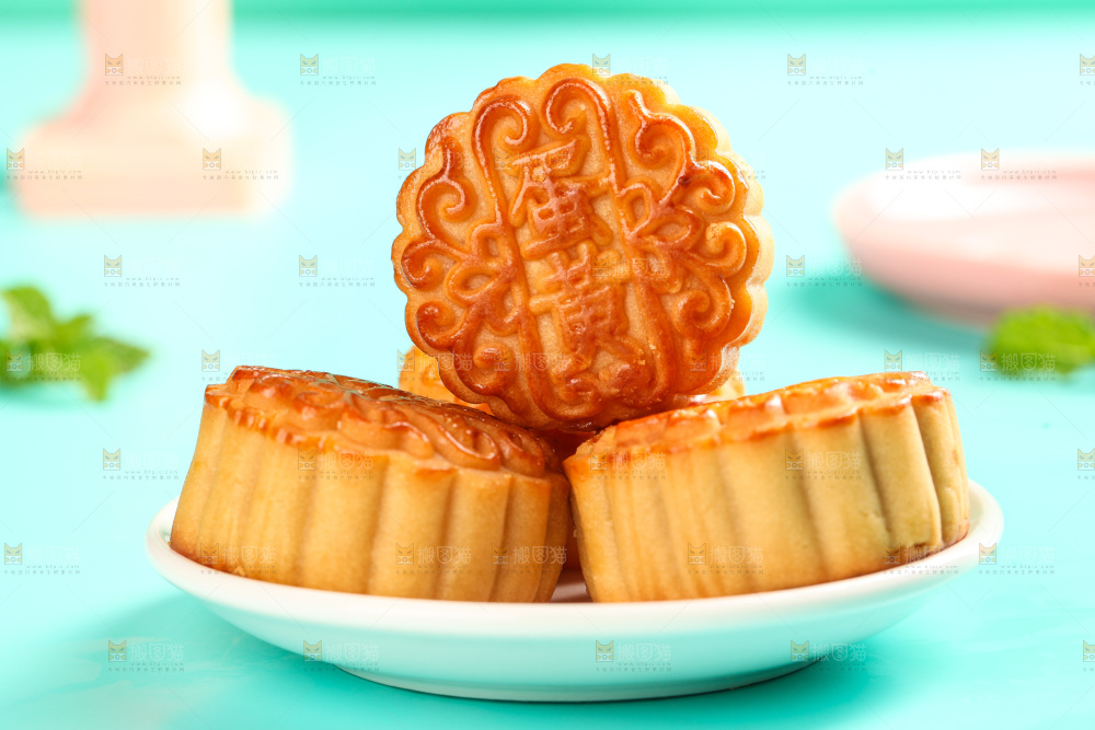 盘子里的蛋黄月饼