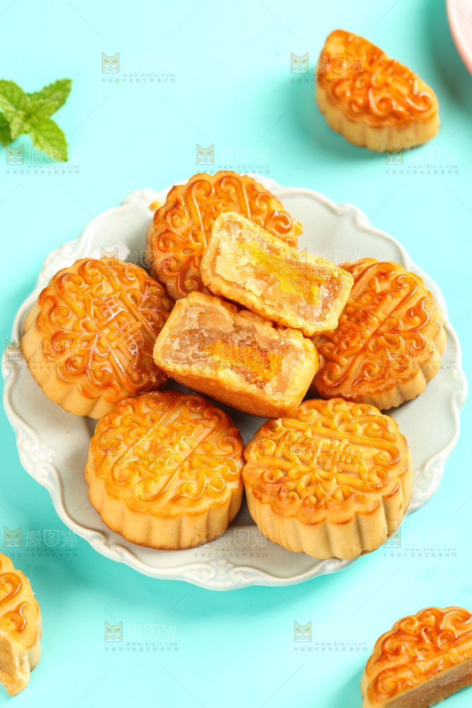 盘子里的蛋黄月饼