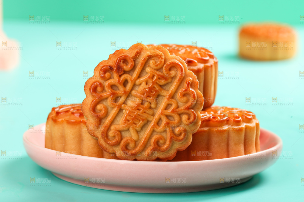 盘子里的蛋黄月饼