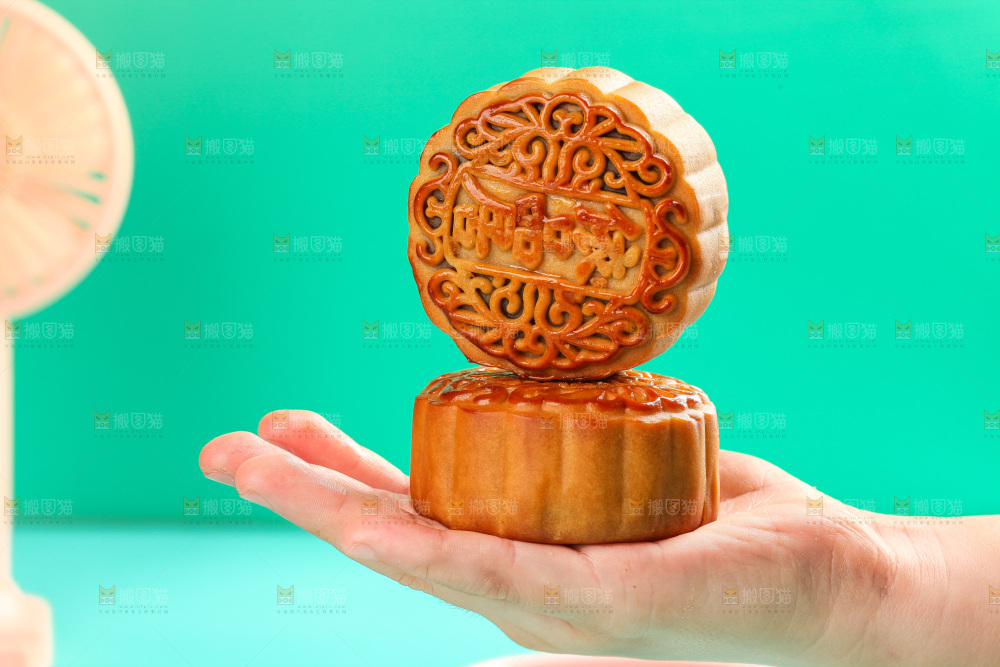 手上拿着蛋黄豆沙月饼