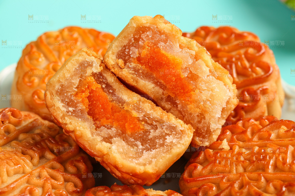 堆放着蛋黄月饼