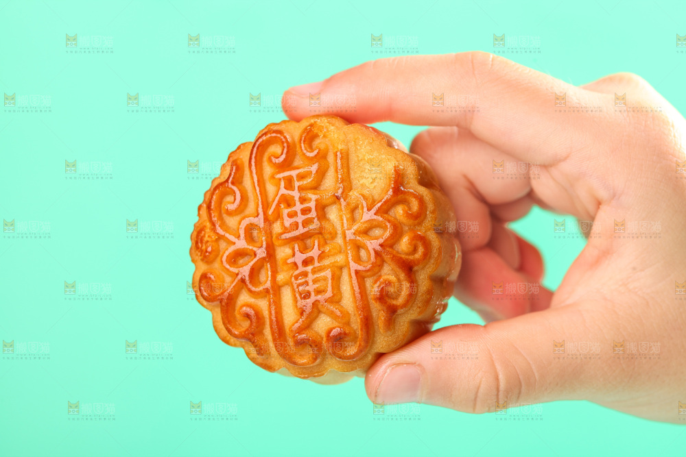 手上拿着蛋黄月饼
