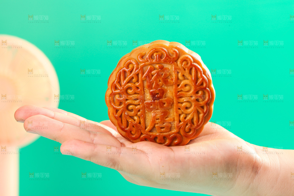 手上拿着蛋黄豆沙月饼