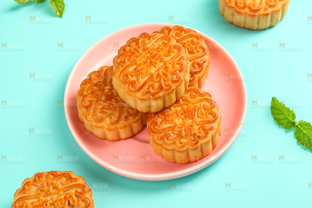 盘子里的蛋黄月饼