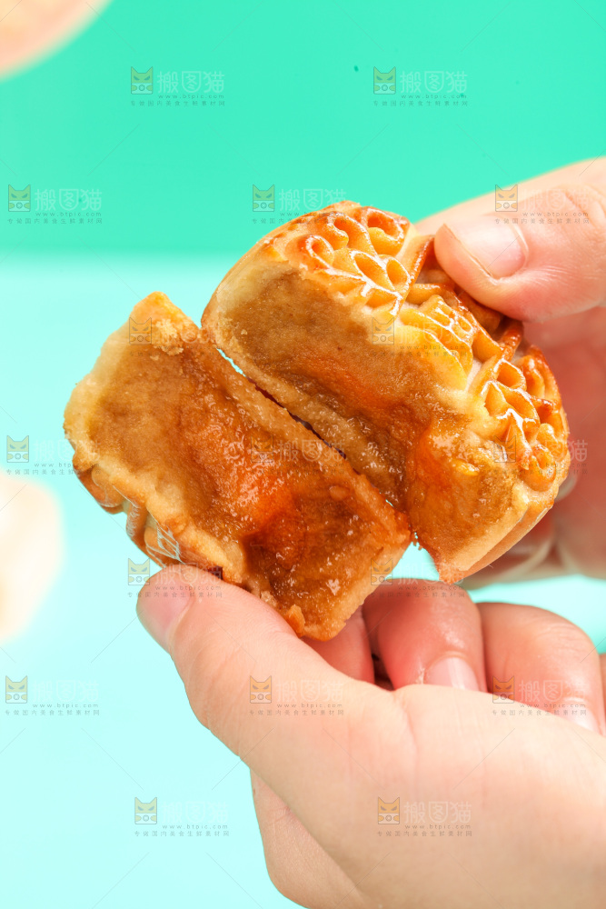 手拿着掰开的蛋黄月饼