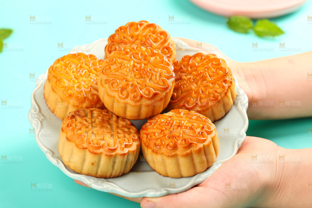 手端着一盘蛋黄月饼