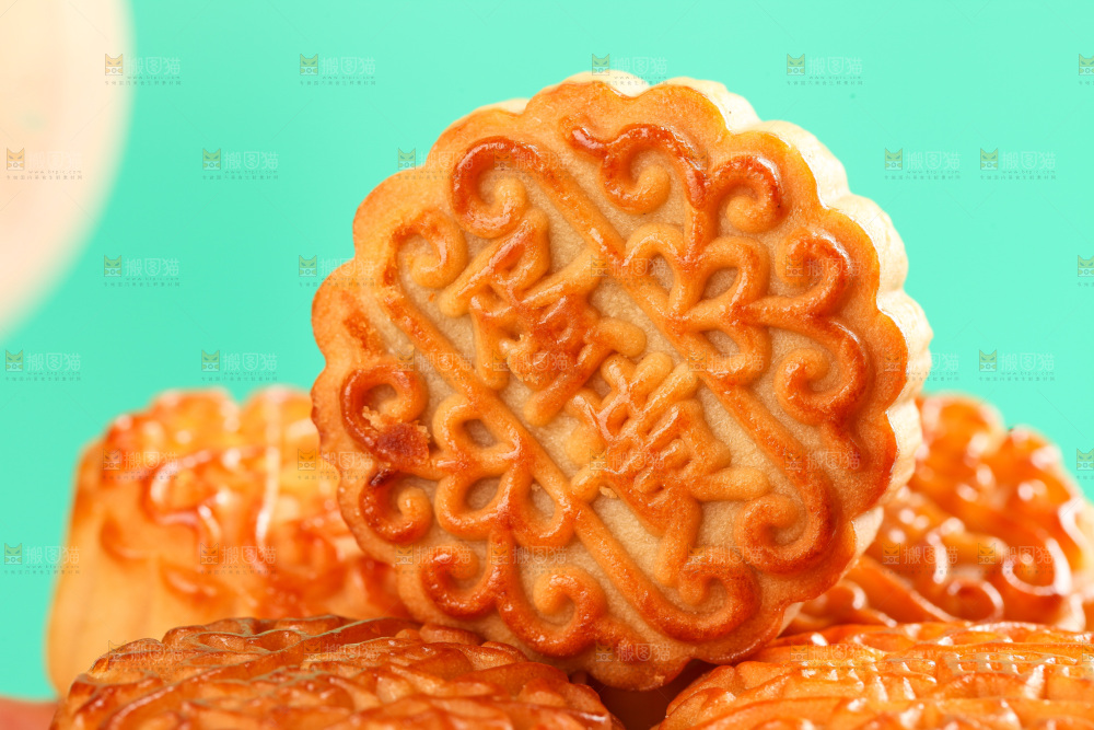 堆放着的蛋黄月饼