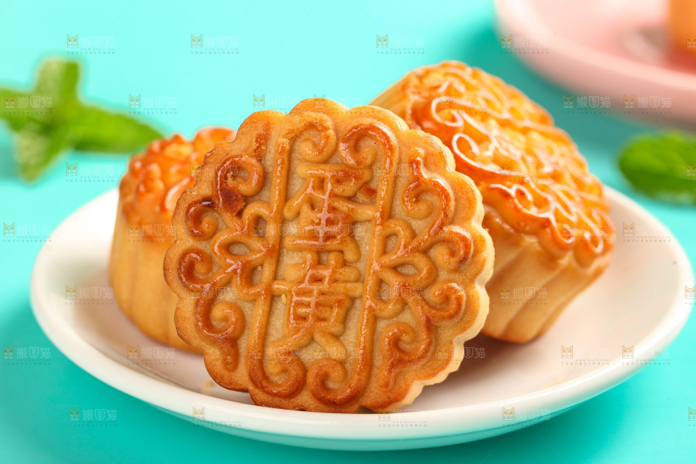 盘子里的蛋黄月饼