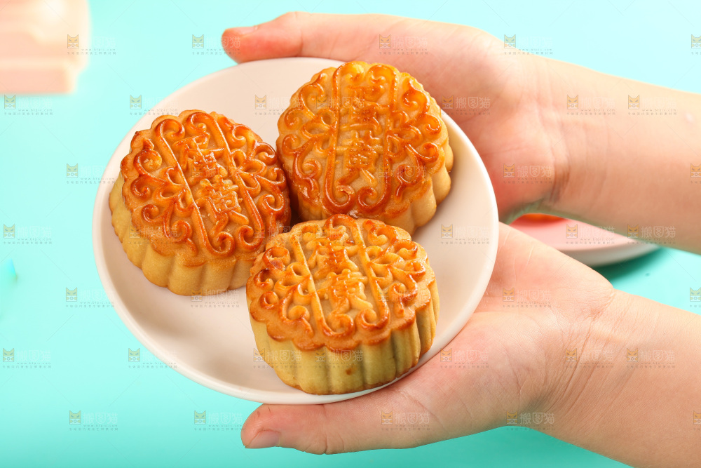 手上端着一盘蛋黄月饼