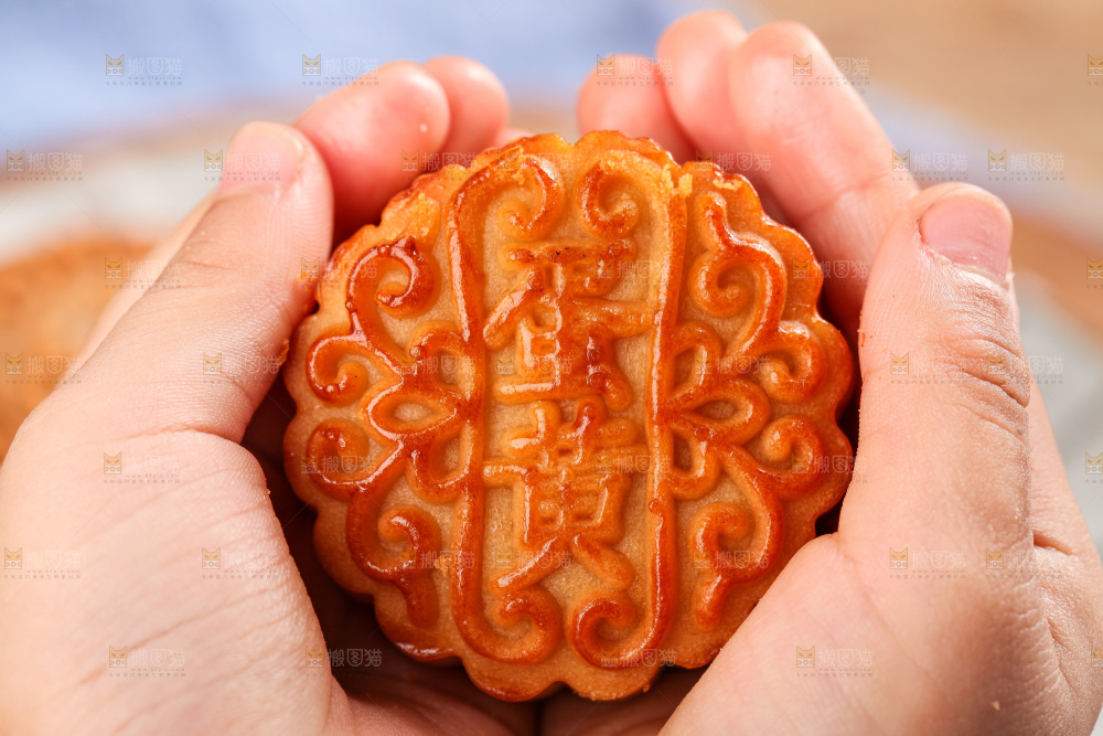 手拿着蛋黄月饼