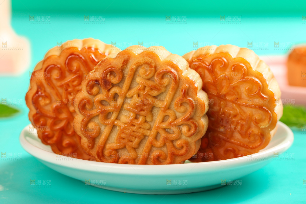 盘子里的蛋黄月饼
