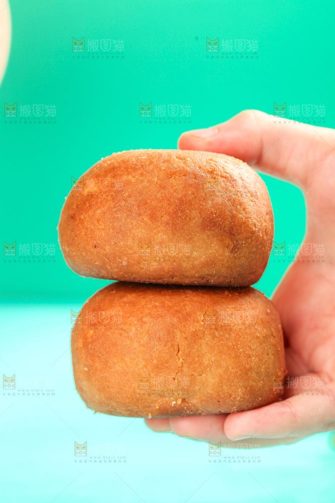 手里拿着火腿蛋黄月饼