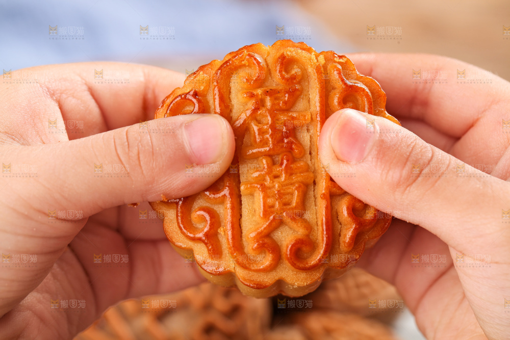 手拿着蛋黄月饼