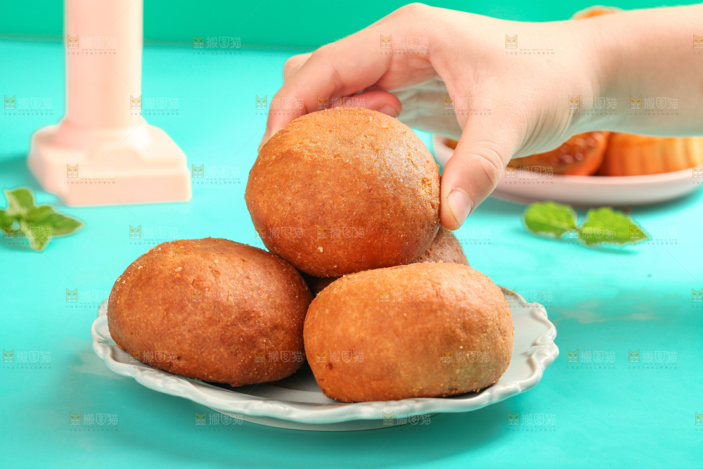 手里拿着火腿蛋黄月饼
