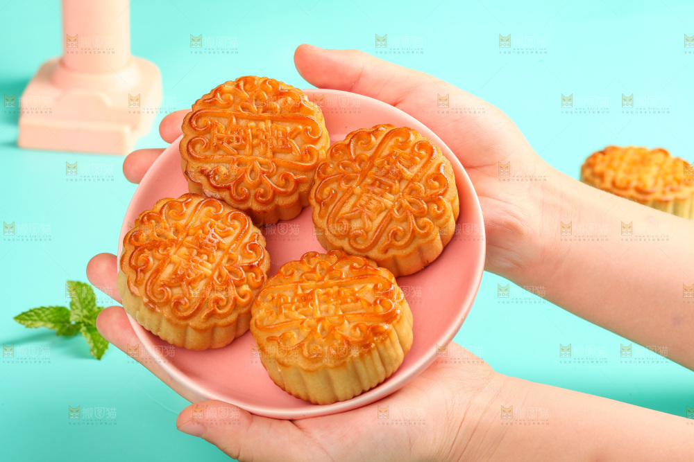 手捧着一盘蛋黄月饼