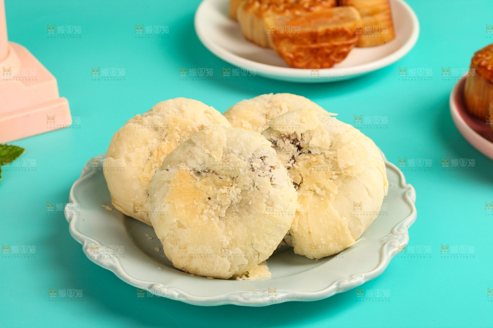 盘子里的酥皮五仁月饼