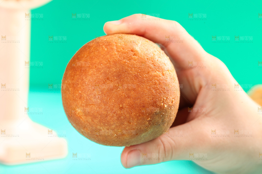 手里拿着火腿蛋黄月饼