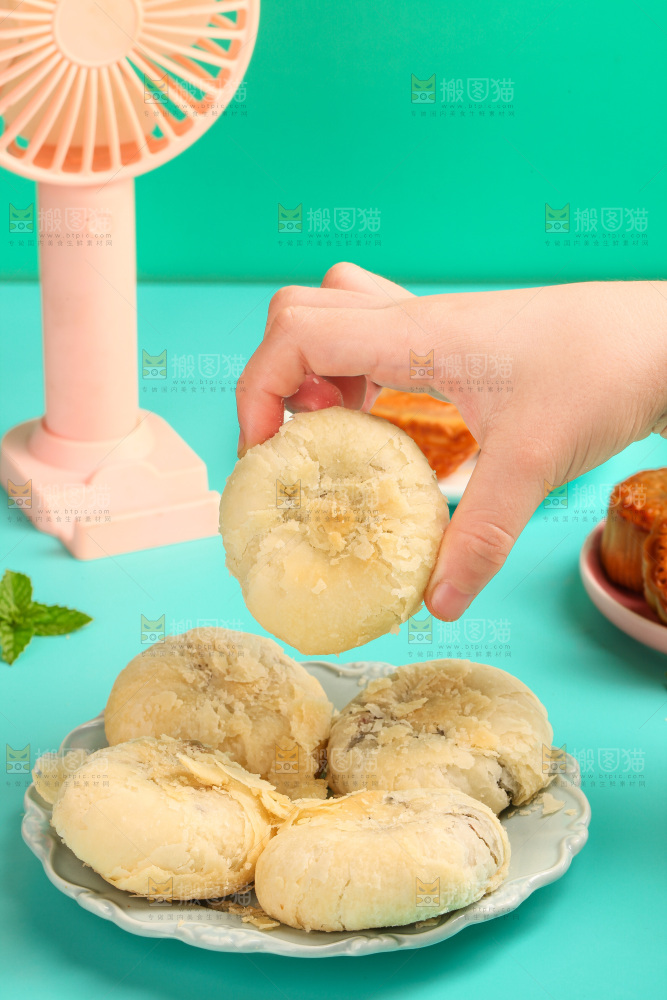 手上拿着酥皮月饼