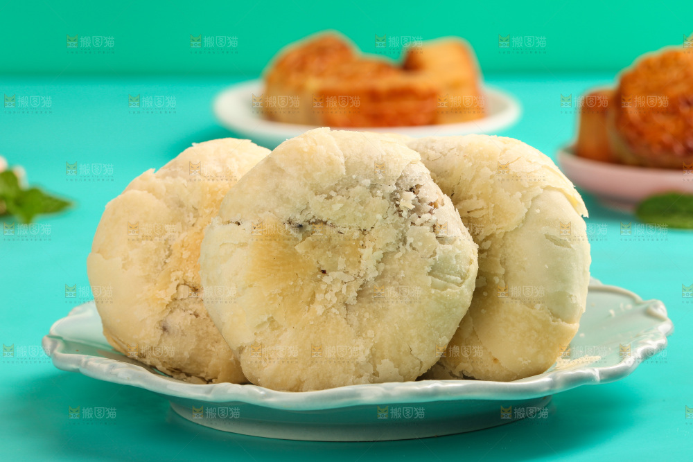 盘子里的酥皮五仁月饼