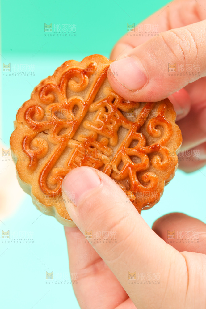 手拿着蛋黄月饼