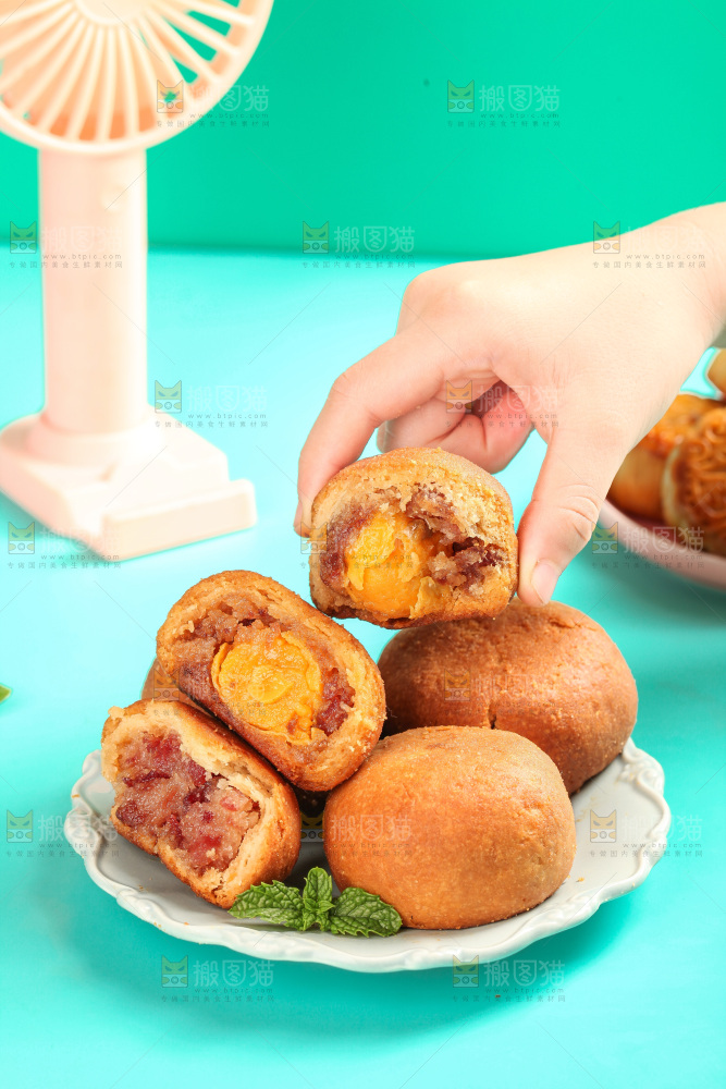 手里拿着火腿蛋黄月饼