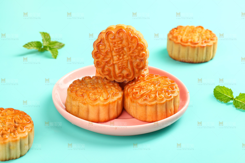盘子里的蛋黄月饼