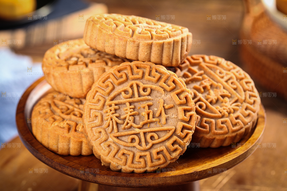 盘子里的荞麦五仁月饼