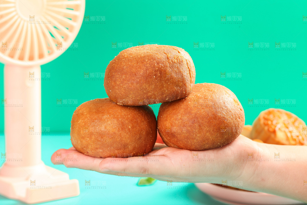 手上放着火腿蛋黄月饼