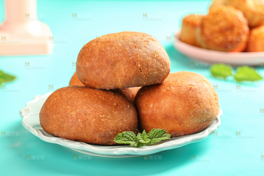 盘子里的火腿蛋黄月饼