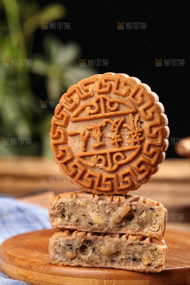 木底上的荞麦五仁月饼