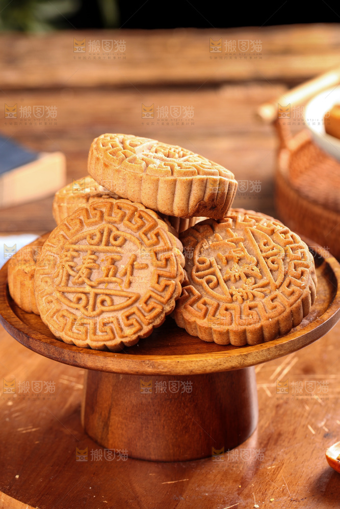 盘子里的荞麦五仁月饼