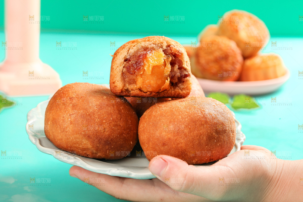 手上端着一盘火腿蛋黄月饼