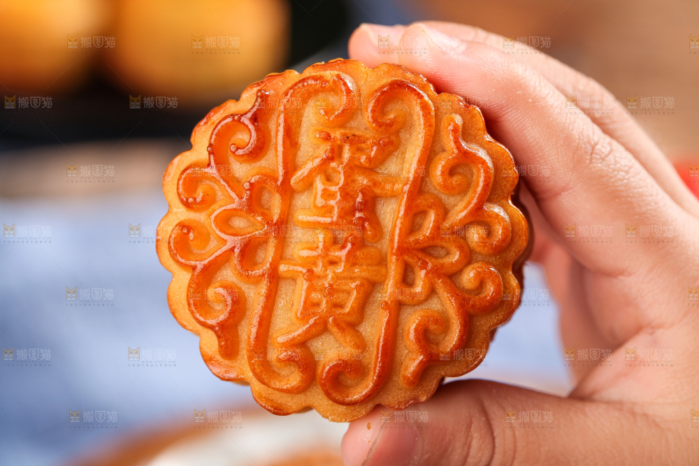 手拿着蛋黄月饼
