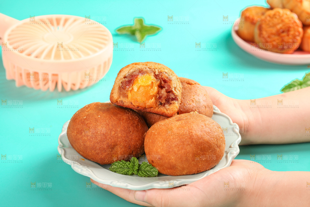 手上端着一盘火腿蛋黄月饼