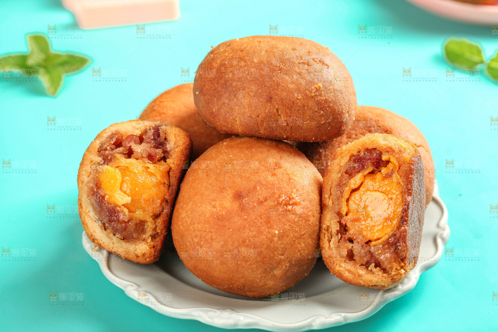盘子里的火腿蛋黄月饼