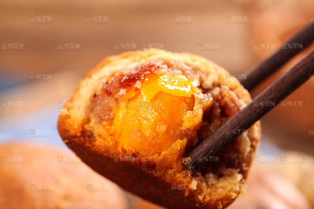 筷子夹着火腿蛋黄月饼