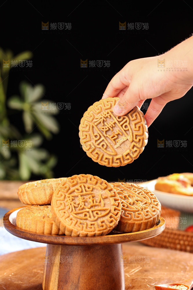 手拿着荞麦五仁月饼