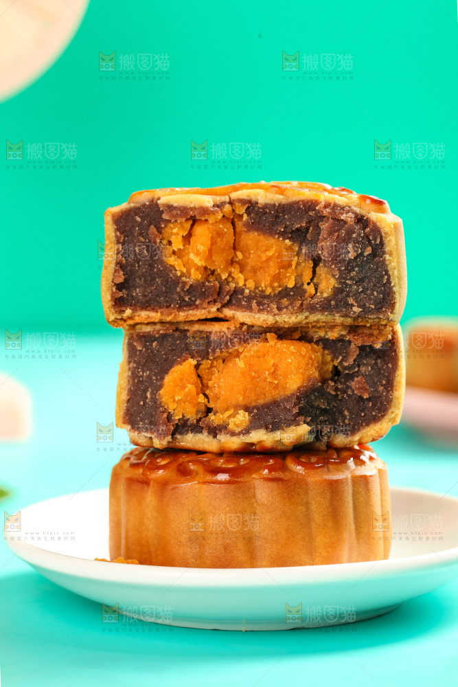 盘子里的蛋黄豆沙月饼