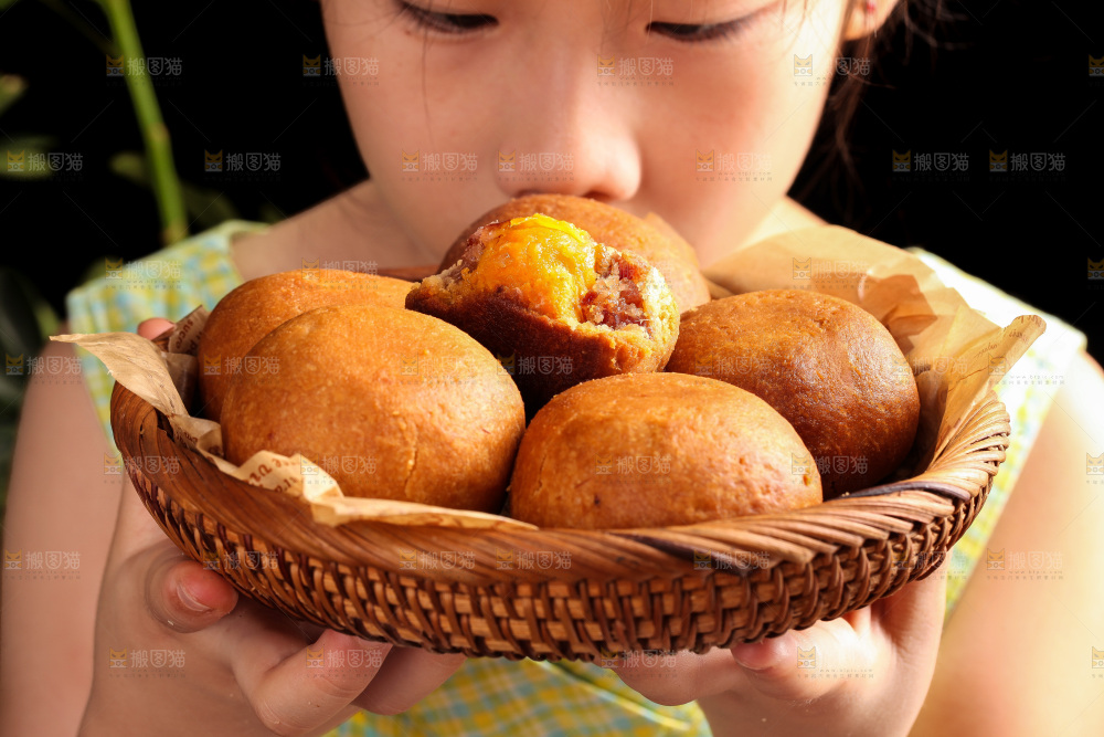 女孩端着一篮火腿蛋黄月饼