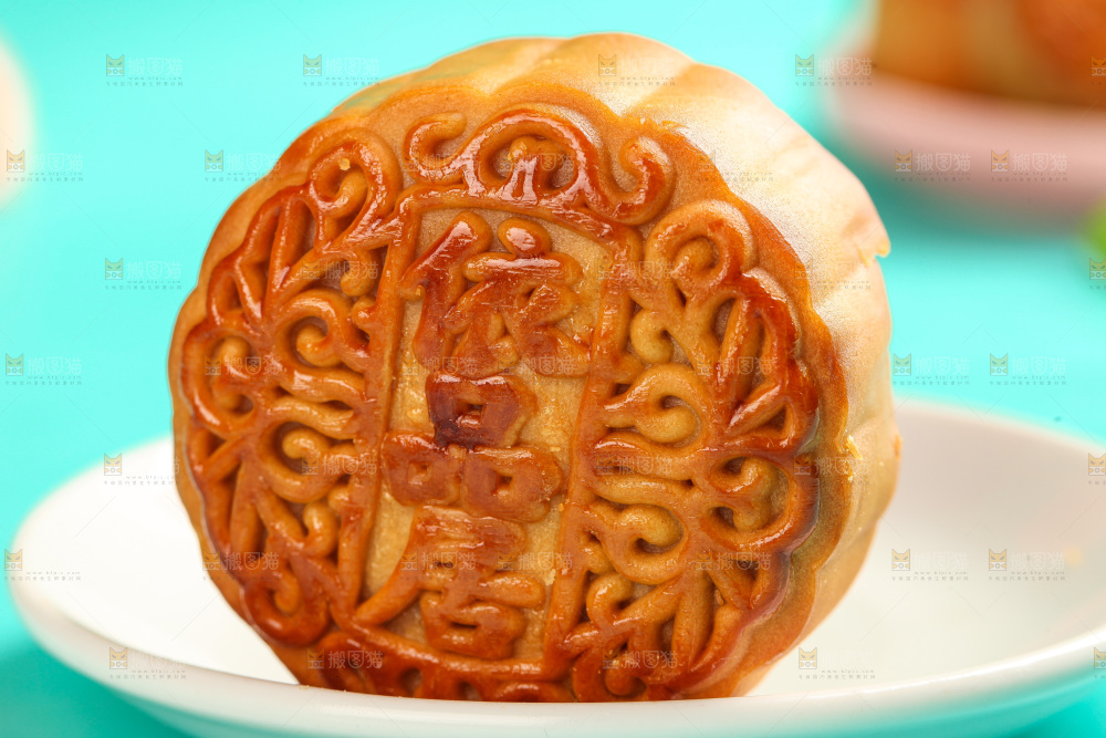 盘子里的蛋黄豆沙月饼