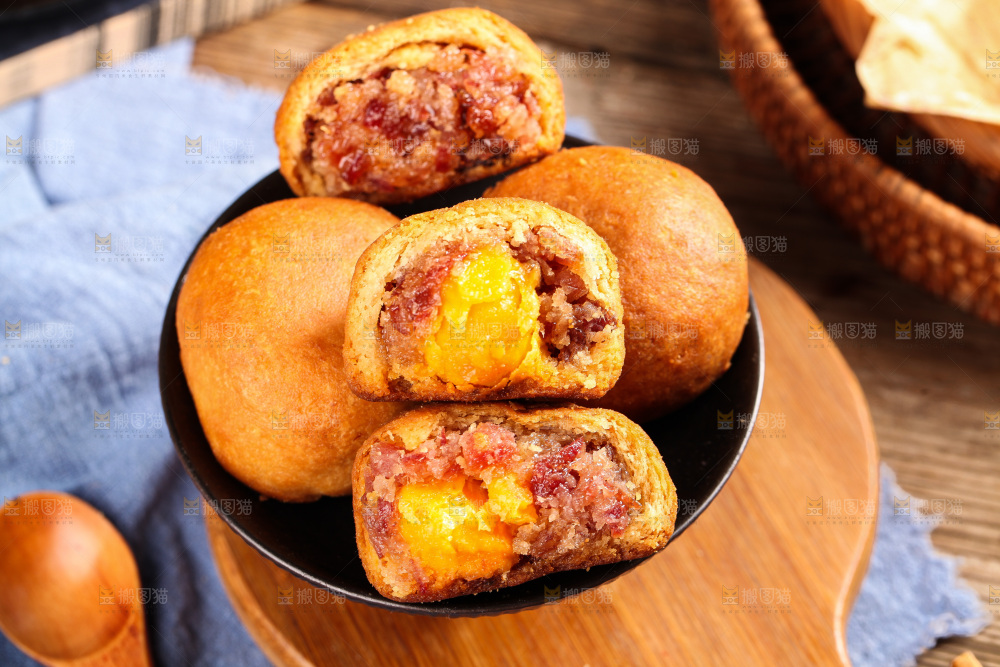 盘子里的火腿蛋黄月饼