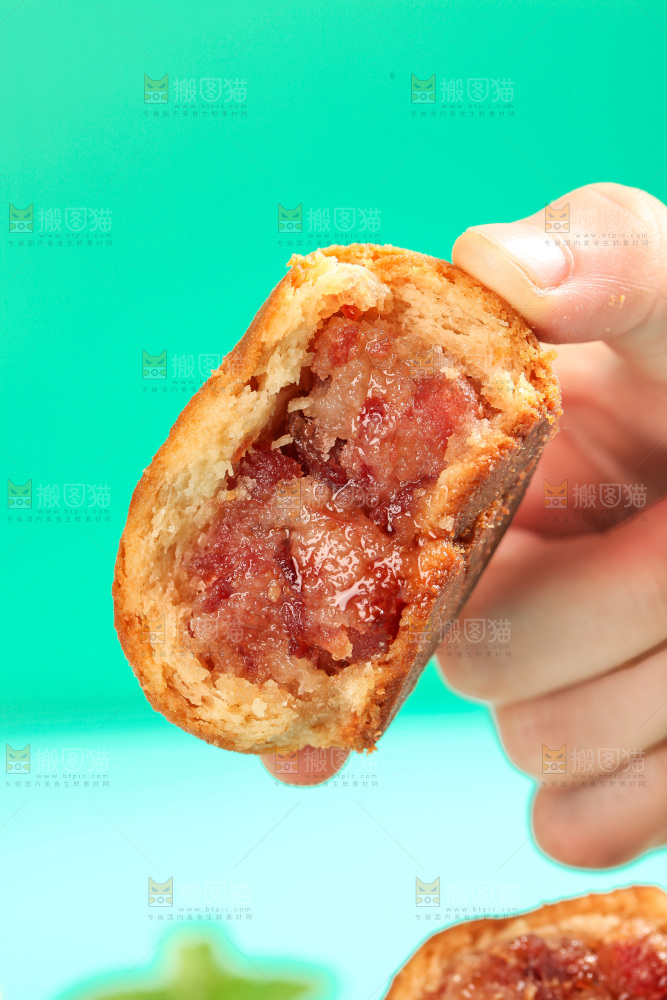 手上拿着火腿月饼