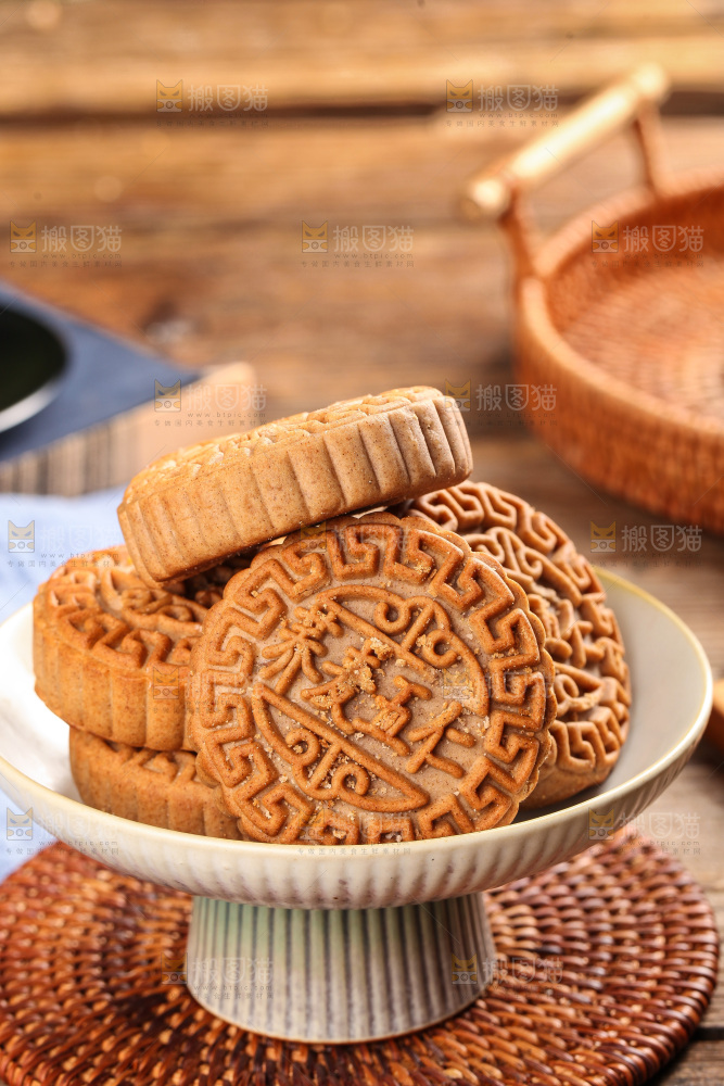 盘子里的荞麦五仁月饼