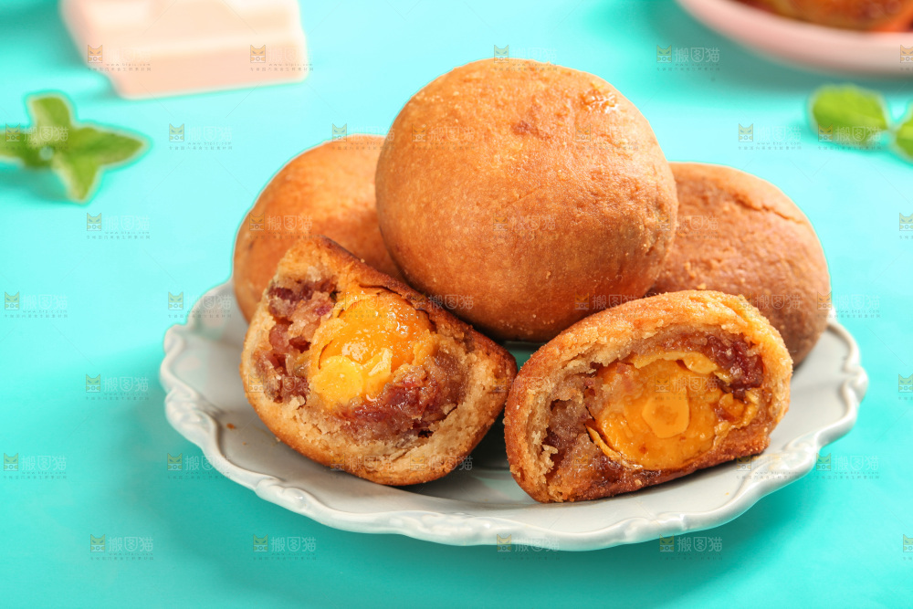 盘子里的火腿蛋黄月饼