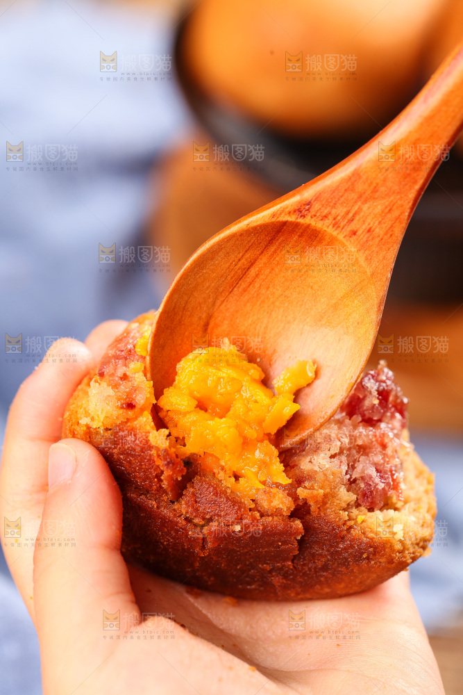 手里拿着火腿蛋黄月饼