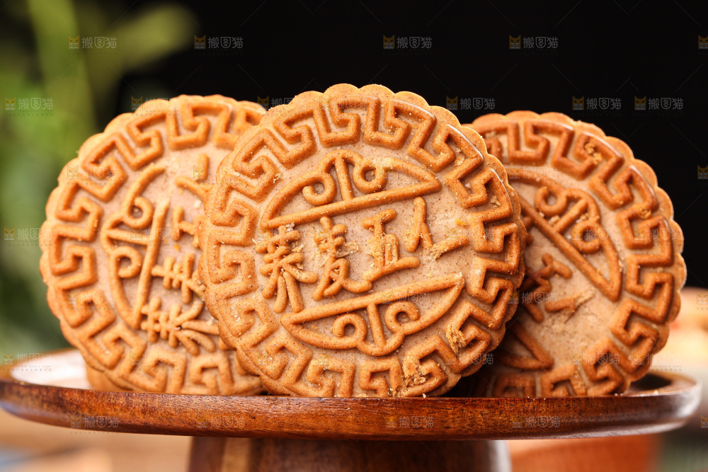 盘子里的荞麦五仁月饼