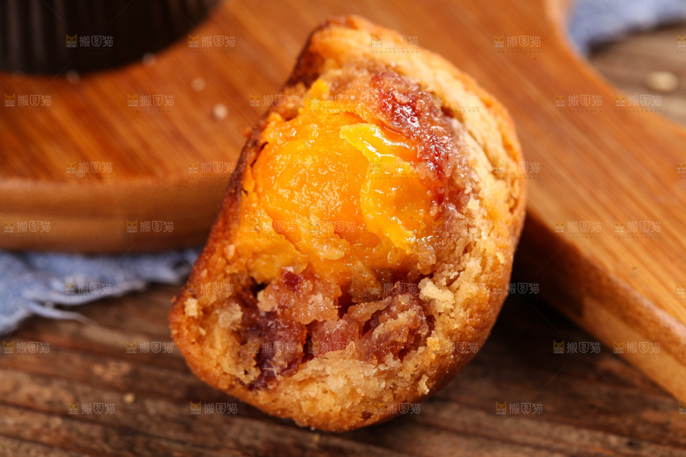 木底上的火腿蛋黄月饼