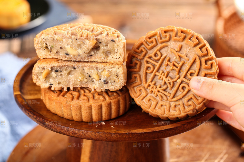 盘子里的荞麦五仁月饼