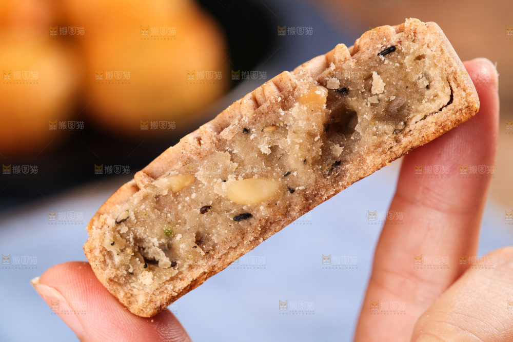 手拿着掰开荞麦五仁月饼