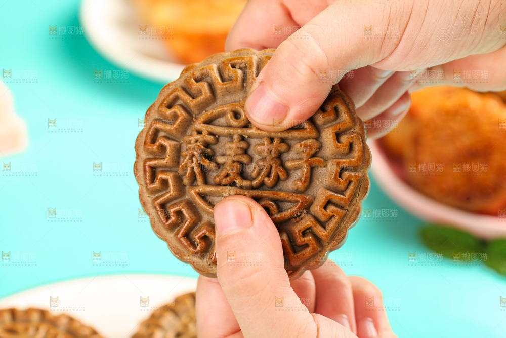 手拿着荞麦苏子月饼
